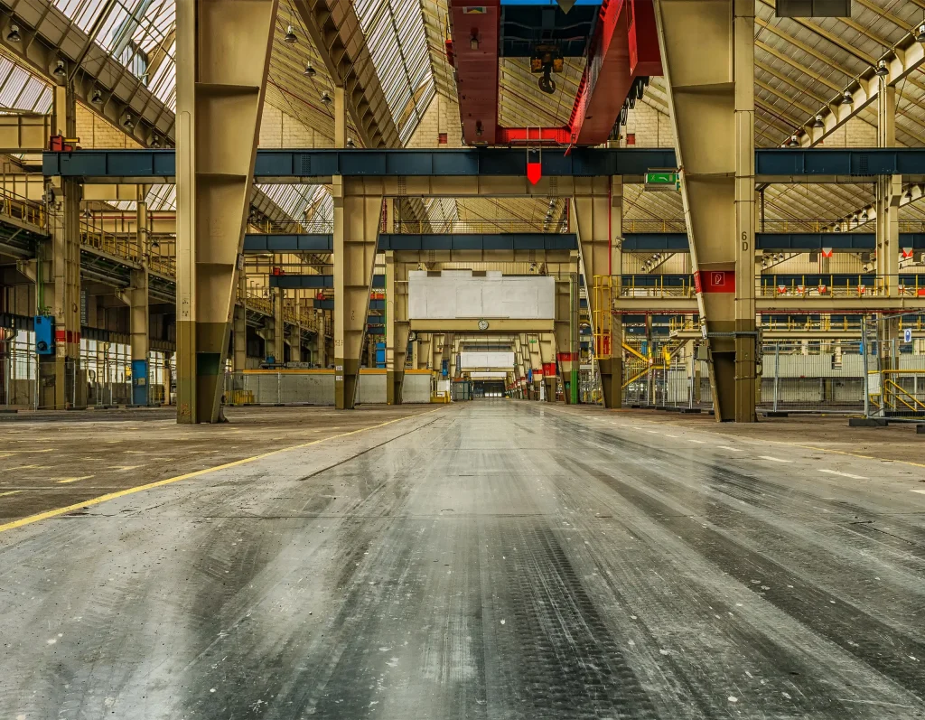 Foto de fabrica con grandes columnas de hierro. Aparentemente nueva .